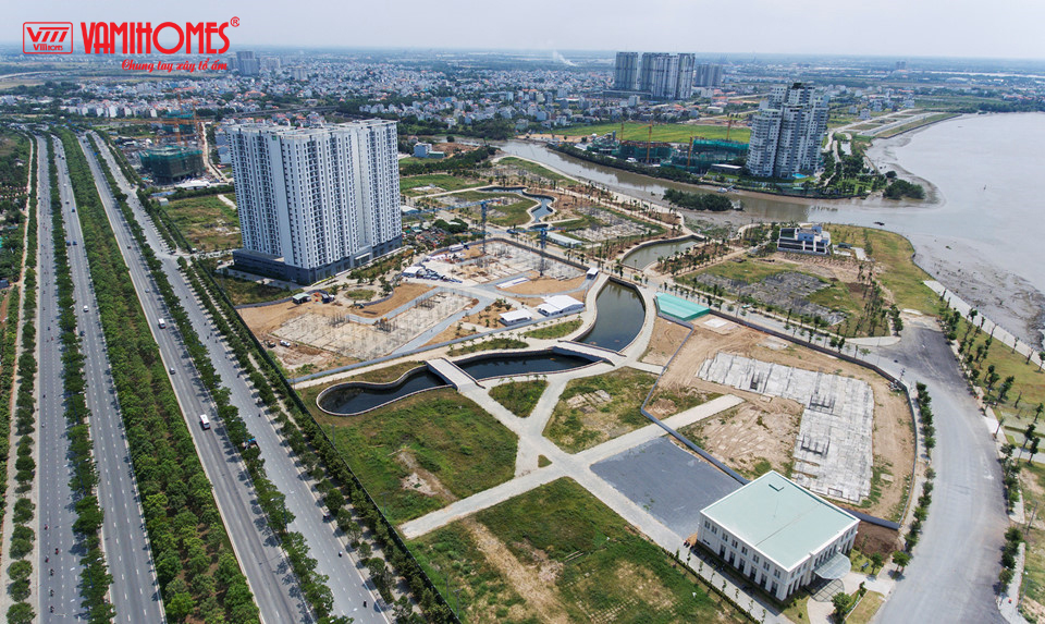 Hiện nay, thành phố đang triển khai khoảng 216 dự án hạ tầng giao thông với tổng vốn 350.000 tỷ đồng. Trong đó có 70% nguồn vốn đổ vào khu vực phía Đông. Góp phần tăng khả năng kết nối với các khu vực như: dự án xây dựng nút giao Mỹ Thủy, Đồng Văn Cống, cao tốc TPHCM – Long Thành – Dầu Giây, cầu qua đảo Kim Cương, dự án 4 cầu Thủ Thiêm kết nối về Cát Lái, Thạnh Mỹ Lợi…