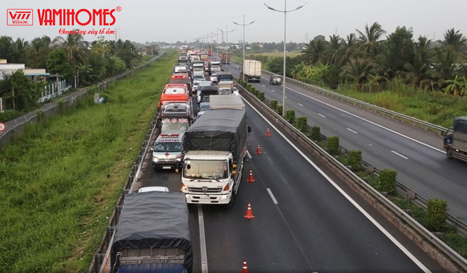 Kẹt xe kéo dài trên cao tốc TP HCM - Trung Lương do tai nạn giao thông
