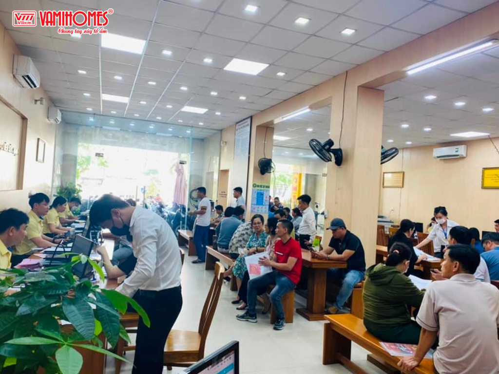 Không khí sôi động của văn phòng công chứng ở Đà Nẵng.
