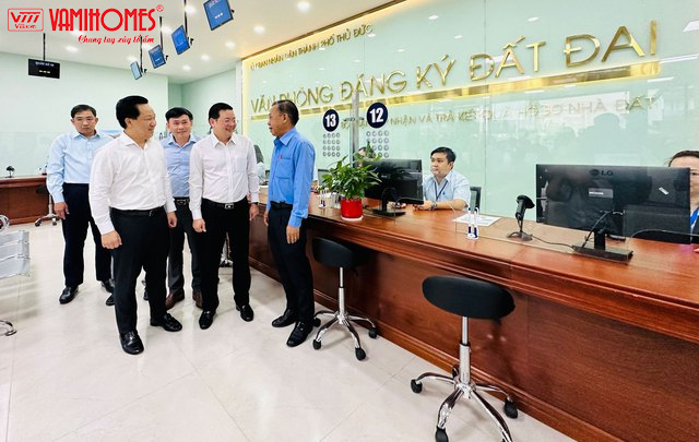 Giám đốc Sở TN-MT TP.HCM Nguyễn Toàn Thắng (giữa) kiểm tra công tác cấp sổ hồng ở TP.Thủ Đức