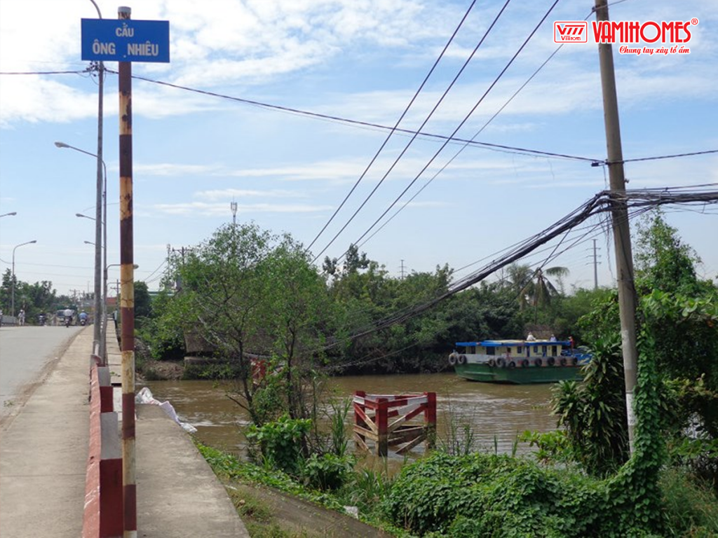 cầu Ông Nhiêu trên đường Nguyễn Duy Trinh, nối hai phường Phú Hữu và Long Trường