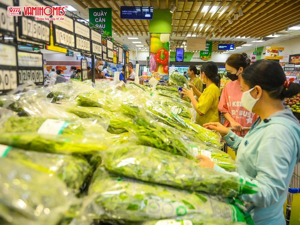 Người dân mua sắm tại siêu thị ở TP HCM hồi tháng 6.