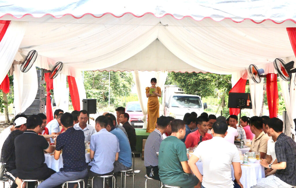 MC giới thiệu bắt đầu buổi tiệc