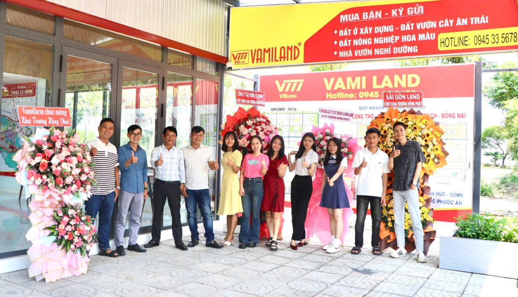 Các anh chị nhân viên chụp hình kỷ niệm cùng nhau
