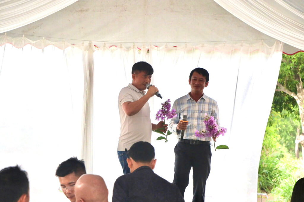 Những vị đầu cầu gửi tới những tiết mục văn nghệ đầy cảm xúc
